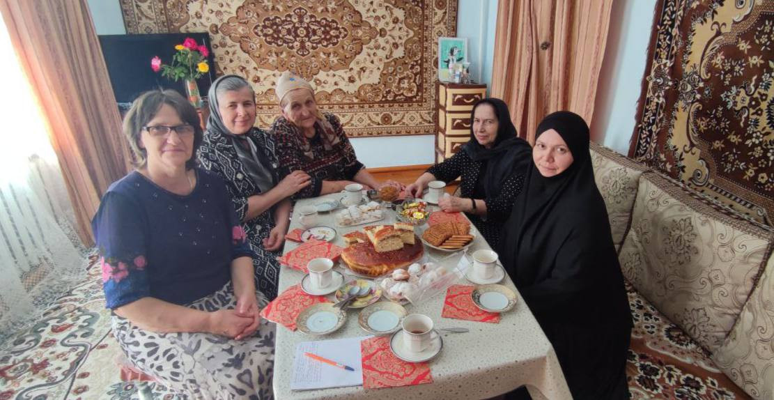 В Хасавюрте работники Минтруда РД поздравили ветерана труда Нину Привалову с Днем пожилых и поблагодарили за многолетний труд